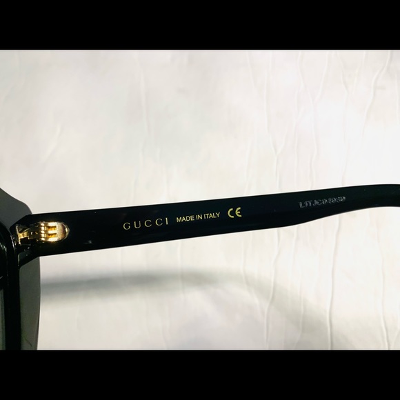 Gucci sunglasses large black frame black lenses green velvet case green pouch - Picture 12 of 12